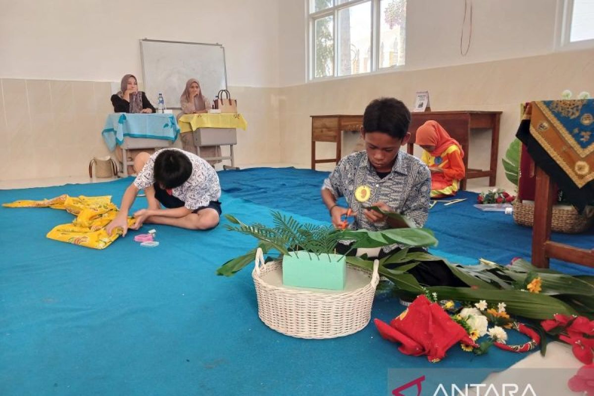 Puluhan siswa disabilitas Jember-Lumajang beradu kreasi dalam LKS
