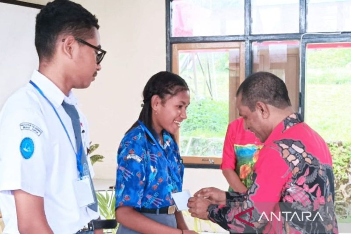 Bakesbangpol Biak beri pendidikan politik PSU Pilkada Papua ke 100 siswa SMA/SMK