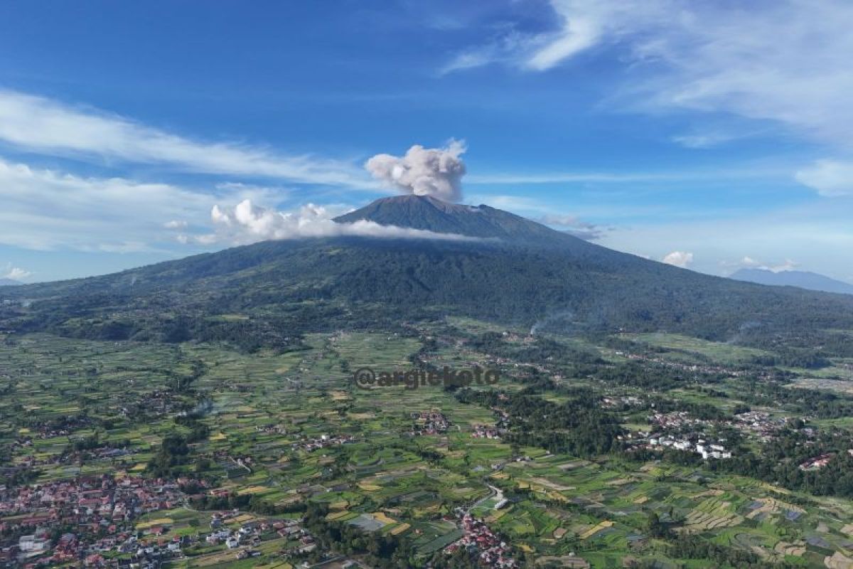 Gunung Marapi meletus dua kali Jumat sore