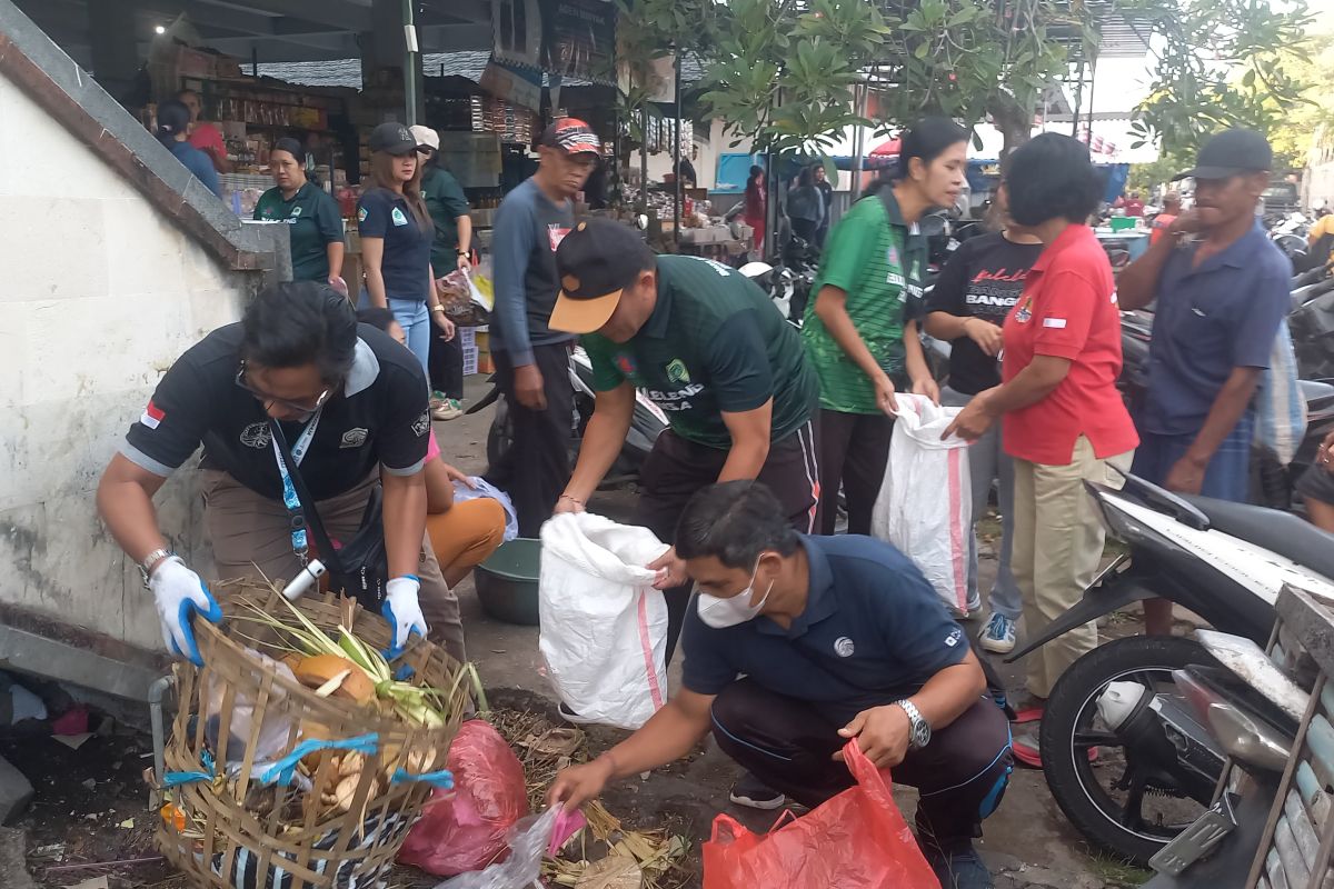 ASN Buleleng Bali gotong royong bersihkan sampah di empat pasar tradisional