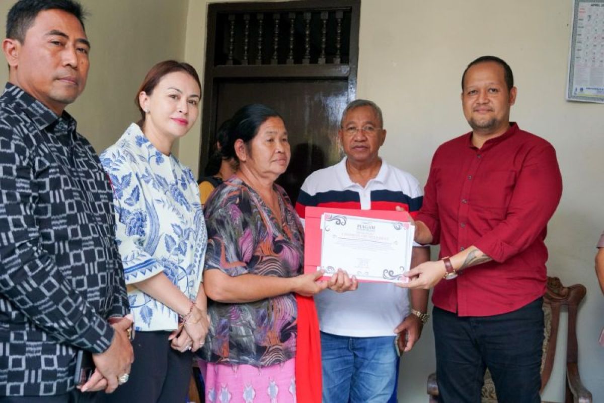 Wabup Badung berikan penghargaan tertib administrasi pada warga