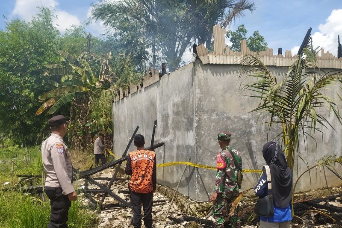Gedung sarang walet milik anggota DPRD HST ludes terbakar