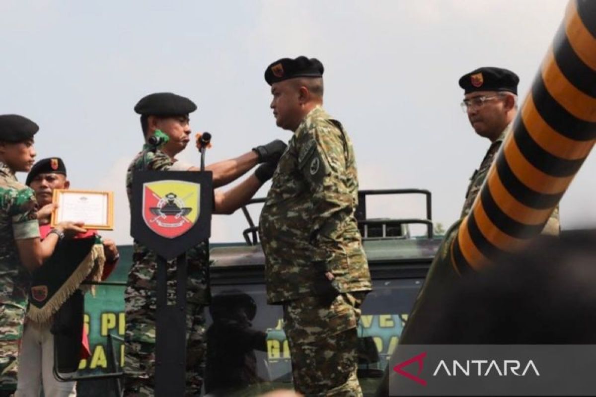 TNI AD beri Bupati Bogor Rudy Susmanto brevet kehormatan