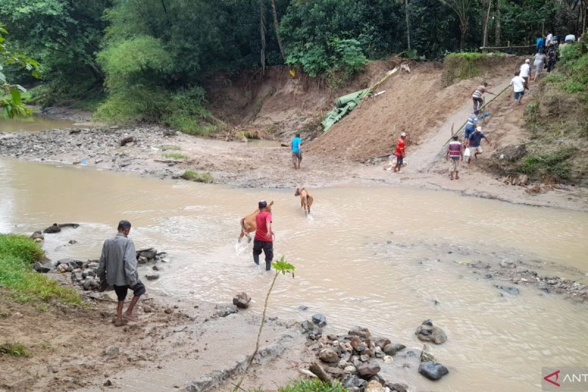 Warga desak Pemda segera perbaiki jembatan di Pasar Pulubala