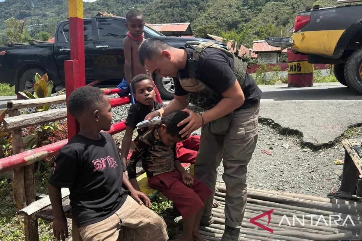 Satgas Damai Cartenz cukur rambut gratis untuk anak-anak di Puncak Jaya