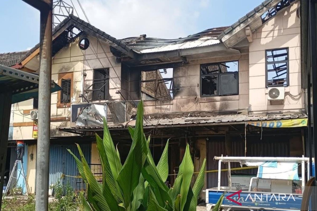 Petugas Damkar Bekasi evakuasi empat korban kebakaran ruko