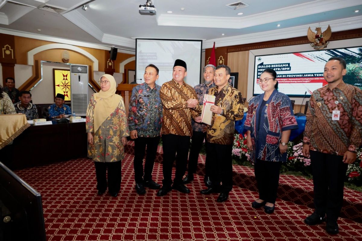 Amankan aset negara, Menteri Nusron serahkan ratusan sertifikat tanah aset Pemda se-Jawa Tengah