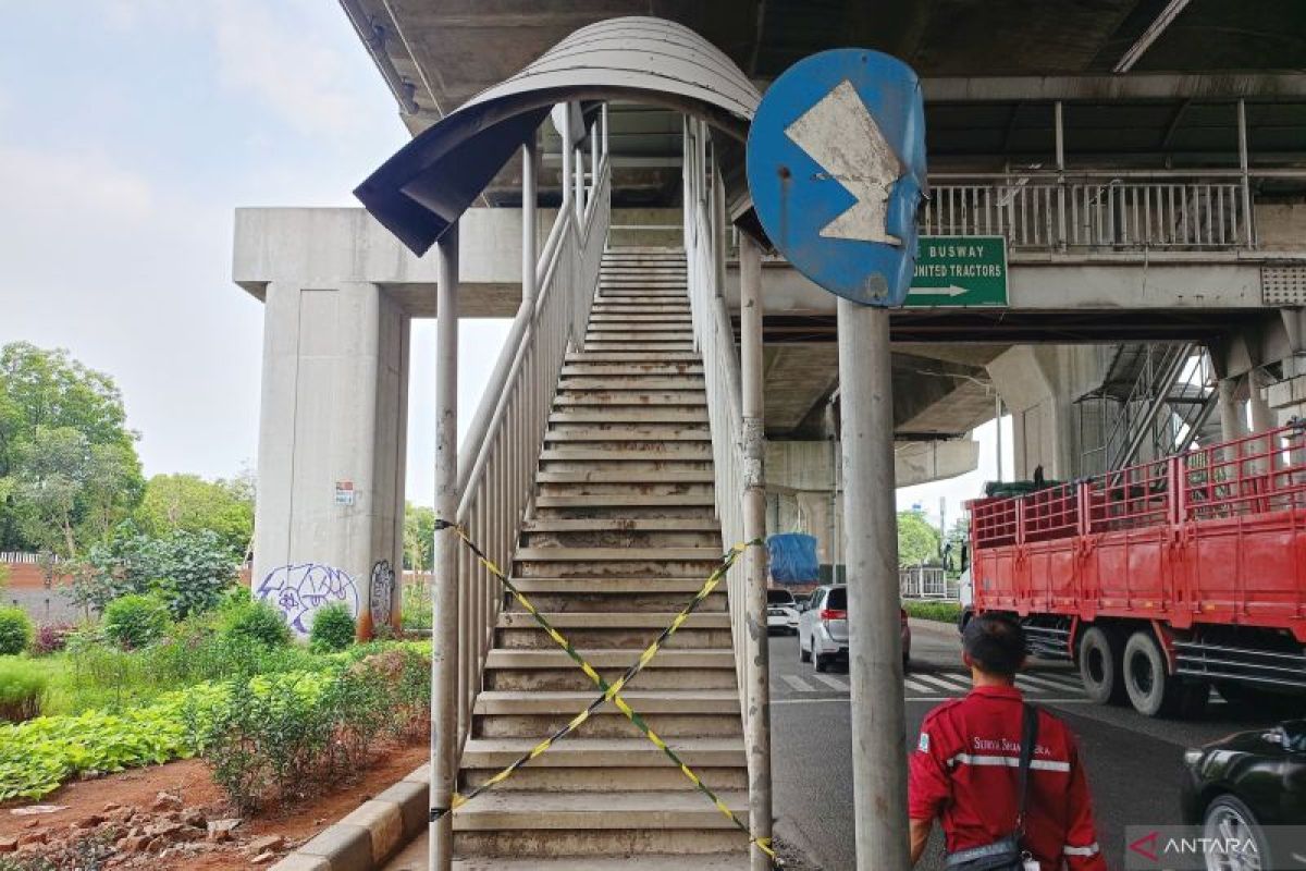 Halte dan JPO di Jalan Raya Bekasi Cakung terpasang garis keamanan