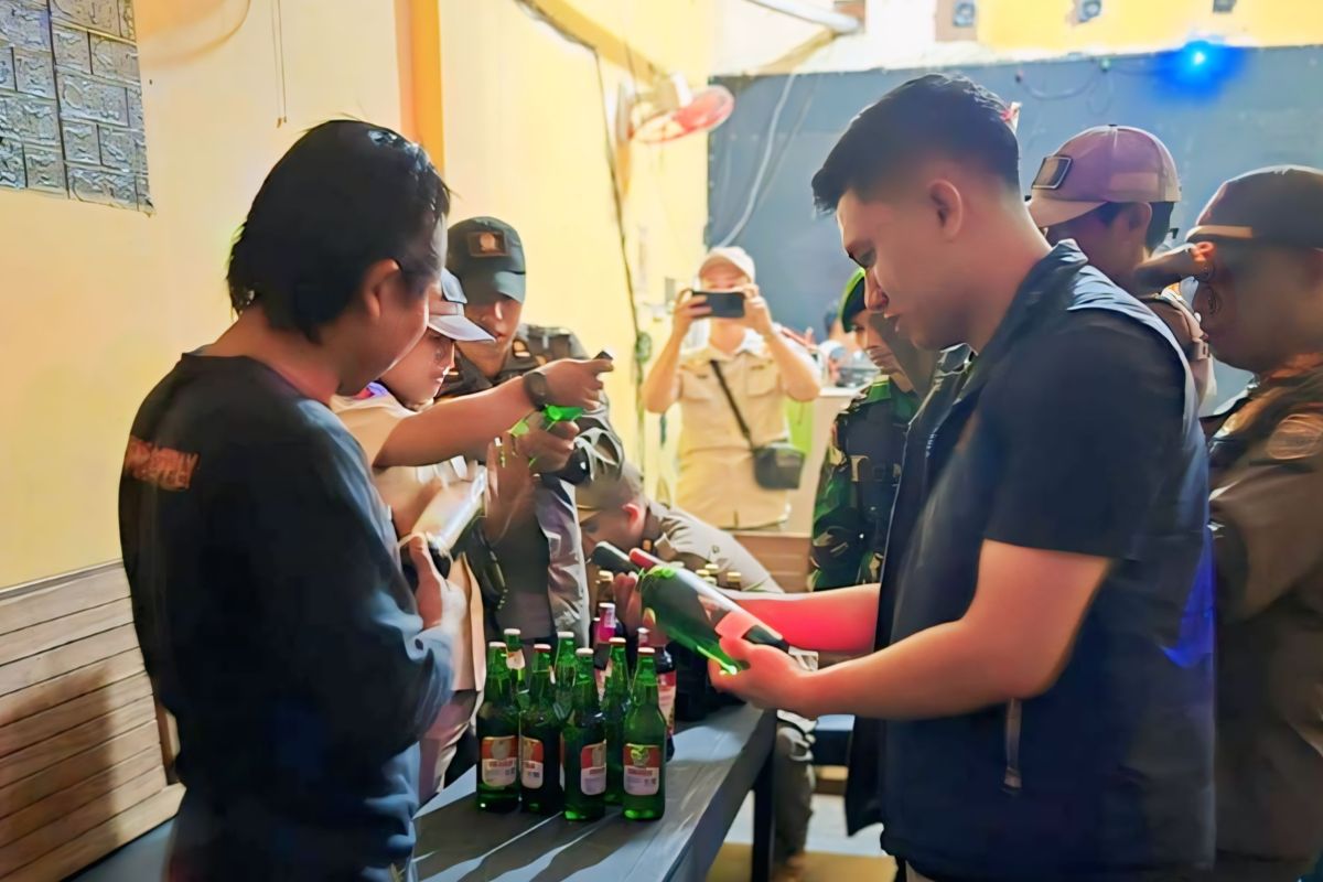 Ratusan botol minuman keras disita dari tempat panti pijat di Baturaja