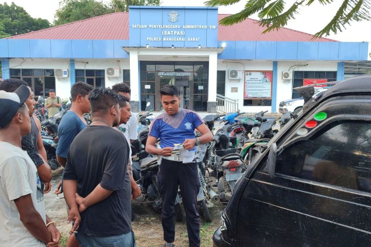 Personel gabungan di Mabar menertibkan pedagang liar gunakan bahu jalan