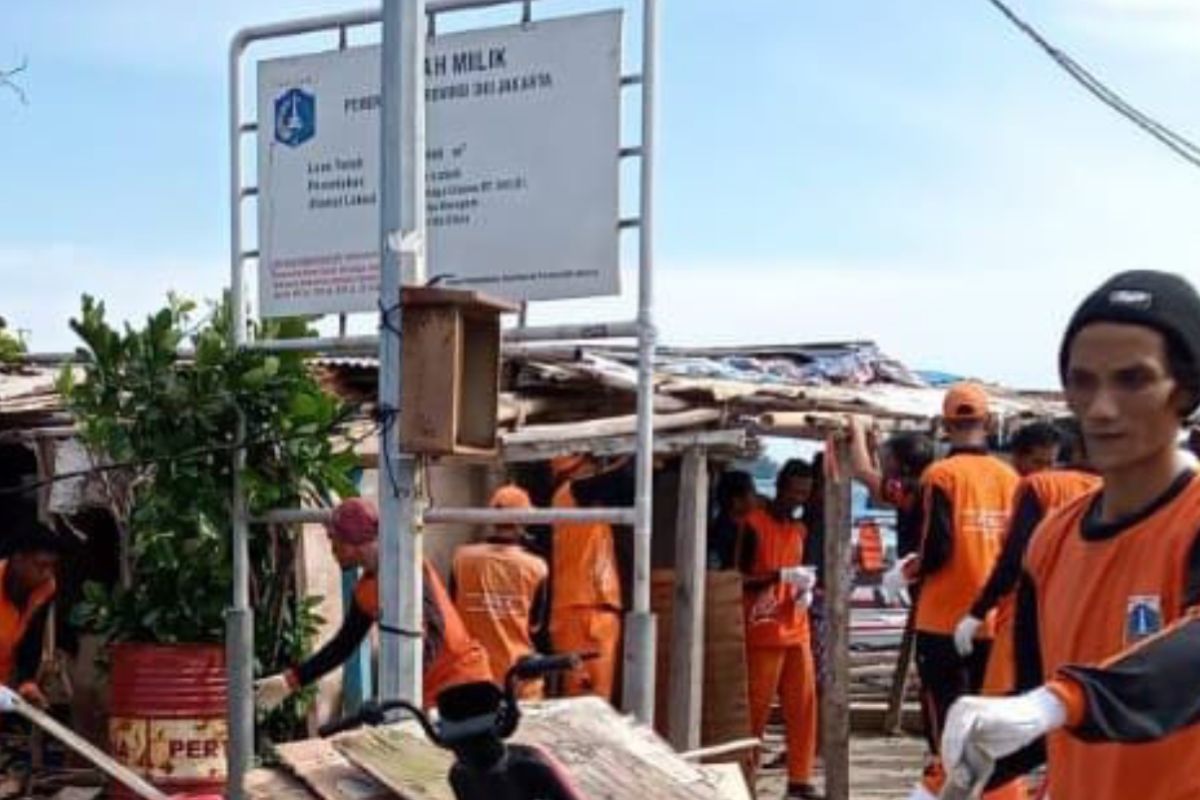 Bangunan liar semi permanen di Pulau Harapan ditertibkan