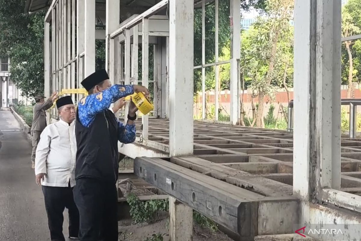 Satpol PP perketat keamanan dan pengawasan JPO dan halte di Jalan Raya Bekasi Jakarta Timur
