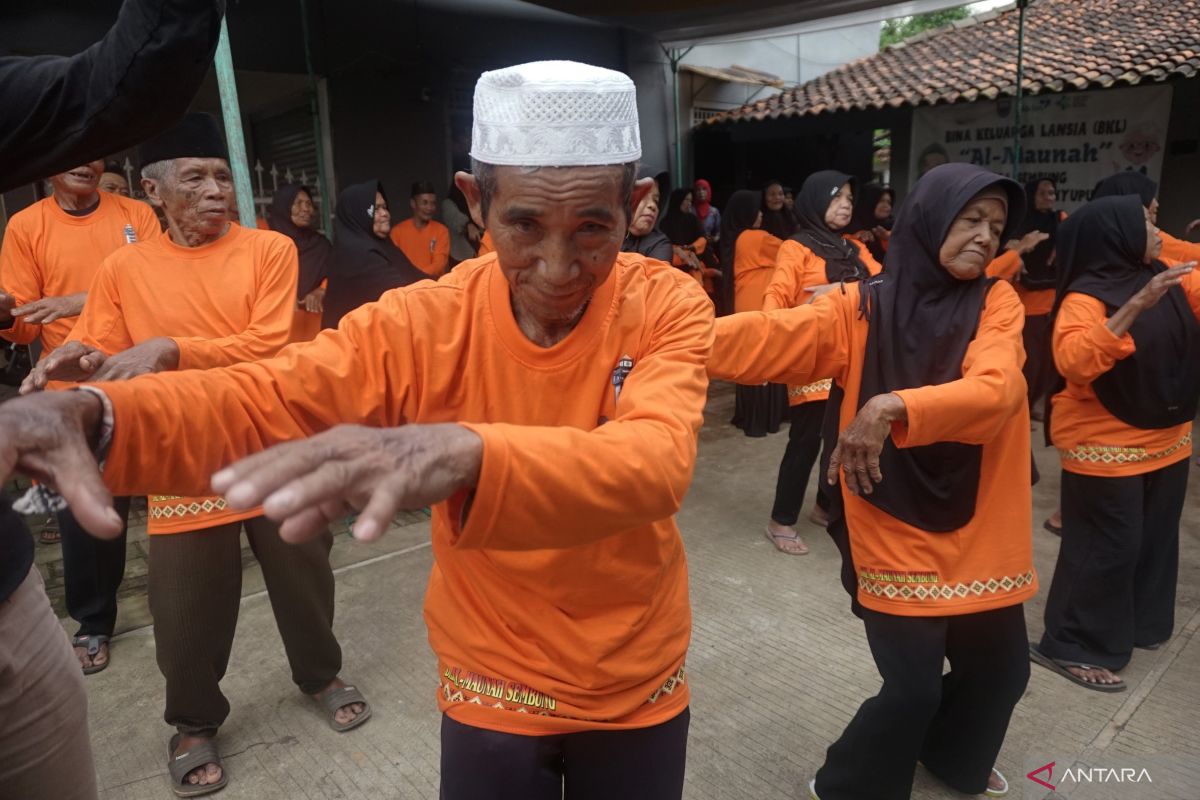 Lima aktivitas fisik yang sebaiknya dihindari oleh lansia