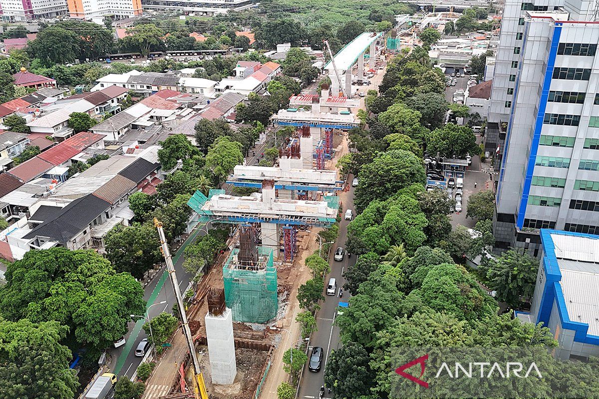 Cuaca dan lalu lintas jadi tantangan pembangunan LRT Jakarta Fase 1B