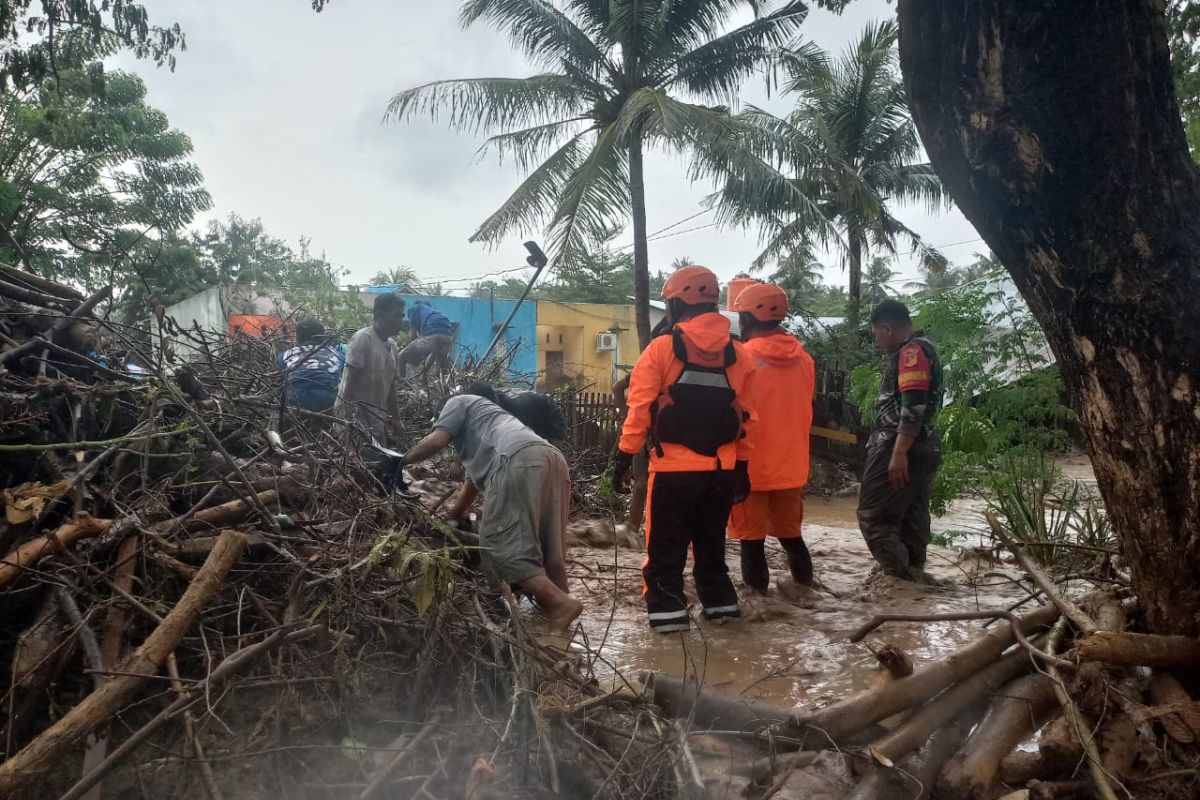 SAR gabungan bantu evakuasi warga terdampak banjir di Kota Palu