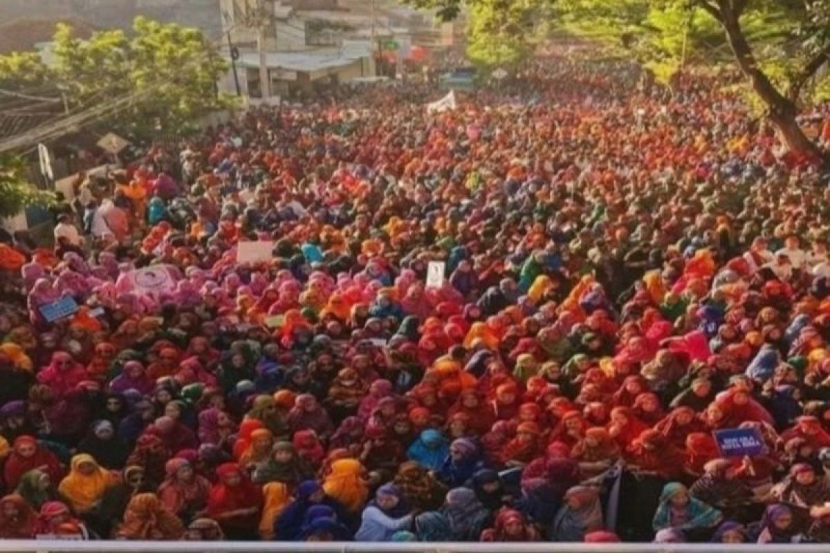 Puluhan ribu warga semarakkan pawai di Festival Rimpu Mantika 2025