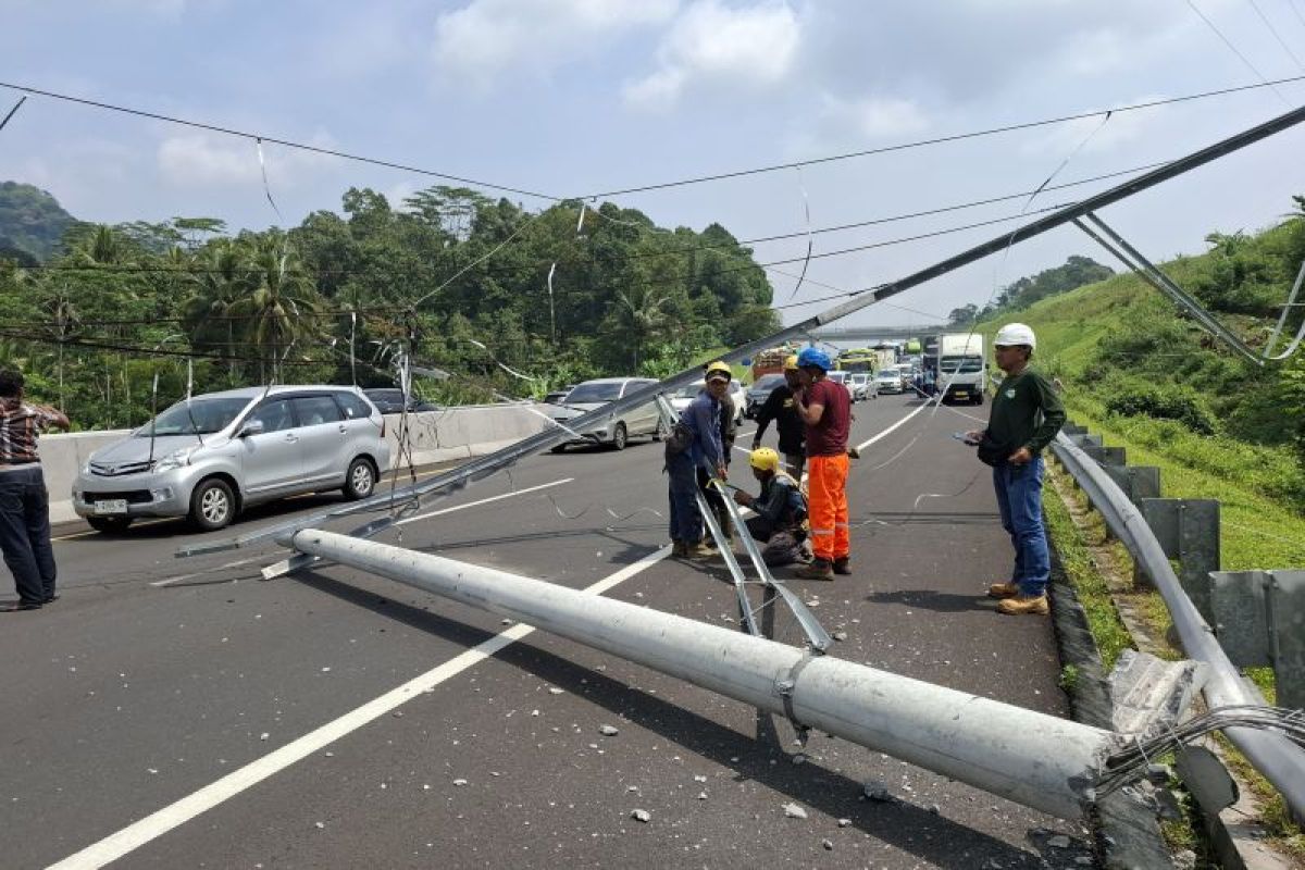 Tiang tumbang tutup jalan Tol Semarang - Solo
