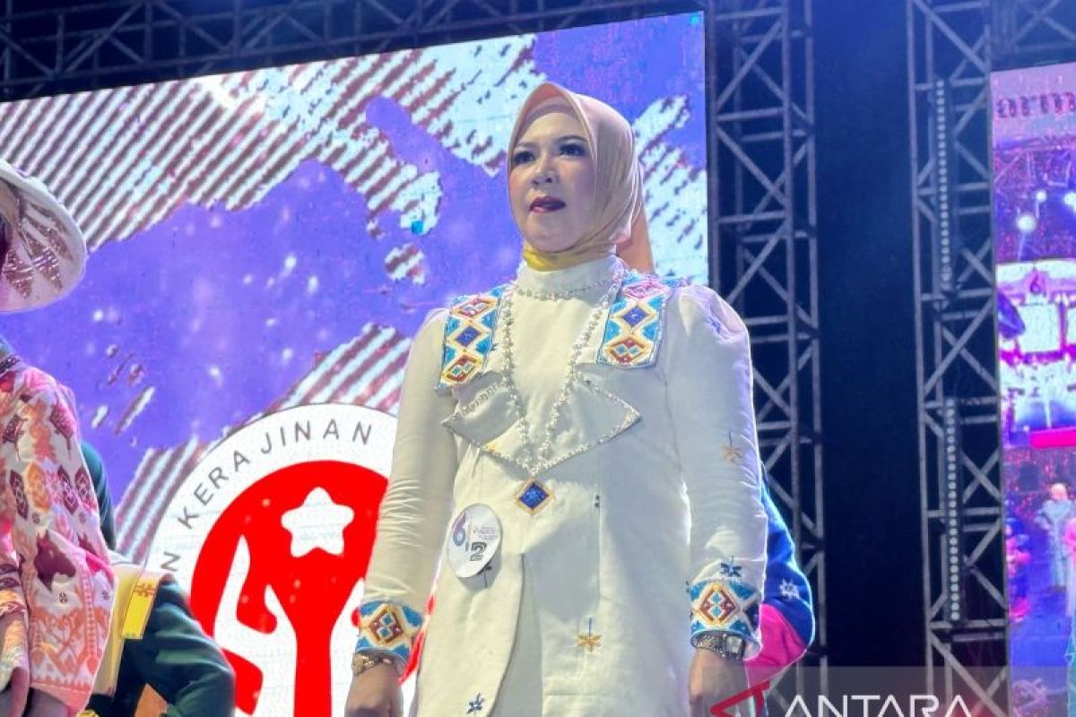 Ketua Dekranasda Konsel Tampilkan Tenun Khas Konsel di HUT Sultra ke 61
