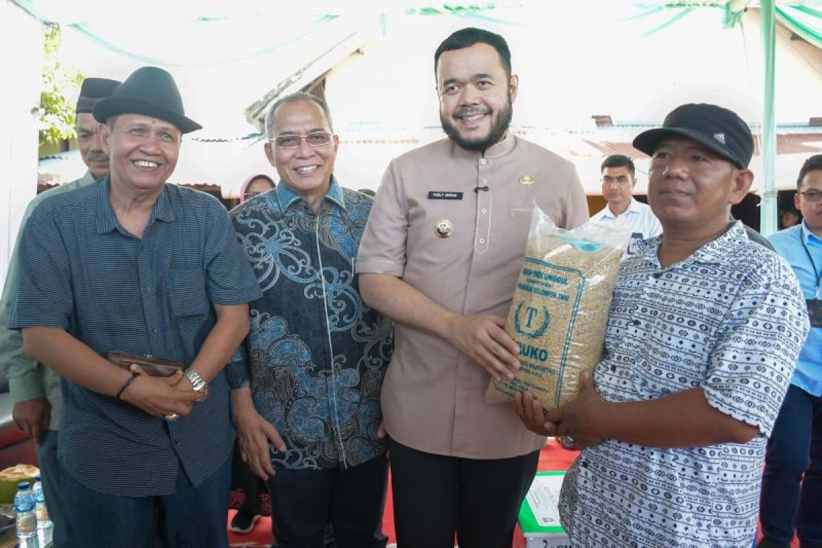 Serahkan Benih Unggul, Wali Kota Padang: Bantuan Semen Padang Perkuat Ketahanan Pangan