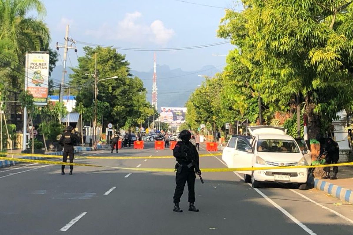 Dua pria ancam meledakkan bom, Densus siaga di Mapolres Pacitan