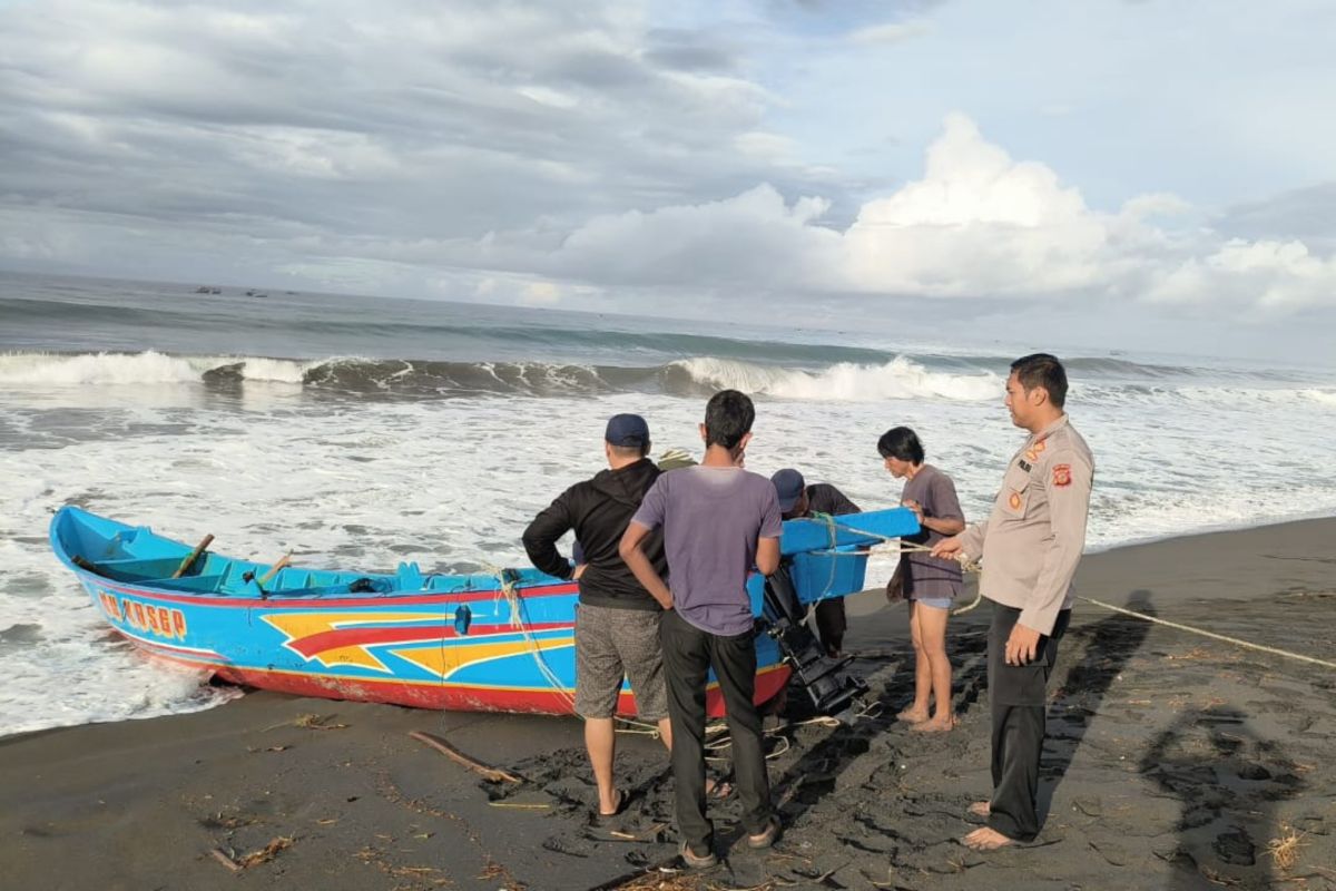 Satpolairud evakuasi perahu nelayan yang terbalik dihantam gelombang di laut Tasikmalaya