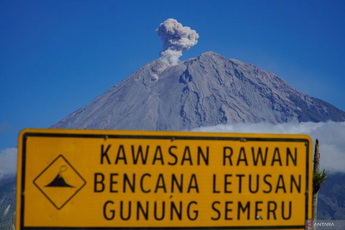 Erupsi Gunung Semeru semburkan abu vulkanis