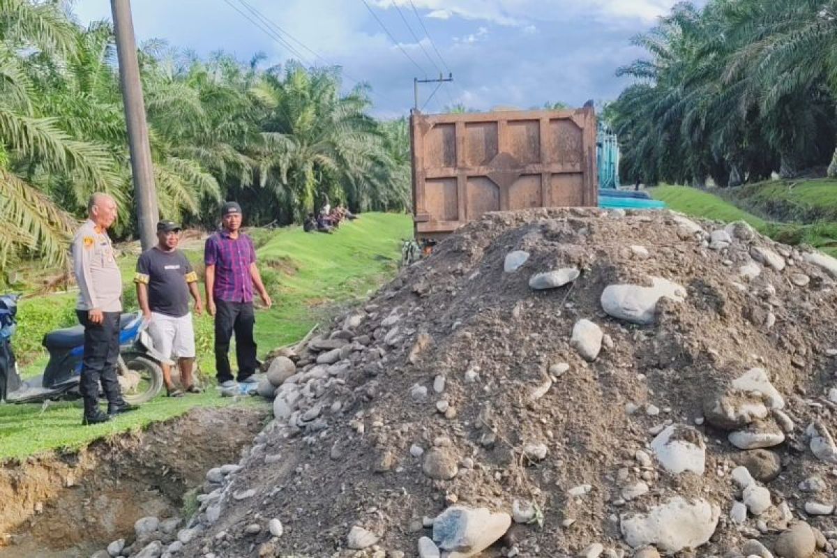 Polsek Bahorok antisipasi perbaikan akses jalan amblas hubungkan dua desa