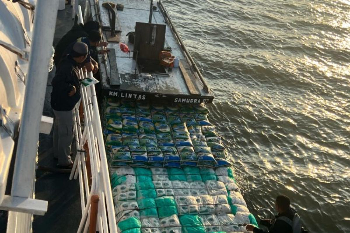 Bakamla RI menggagalkan penyelundupan beras dan gula asal Malaysia