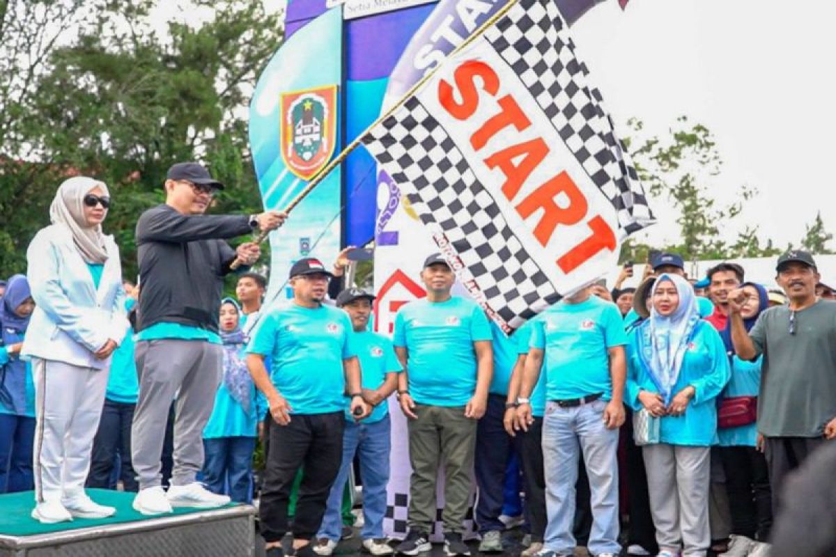 Pj Wali Kota beri hadiah umrah bagi peserta jalan santai HUT Banjarbaru