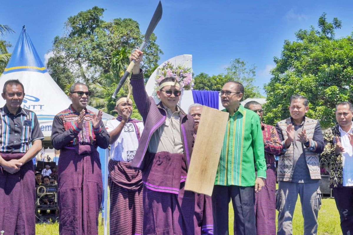 Menbud Fadly Zon  dinobatkan sebagai anggota keluarga Lamaholot di Adonara