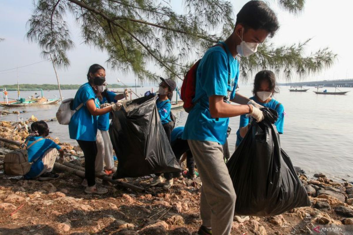 Air minum kemasan gelas sumbang sampah plastik terbanyak 4 tahun terakhir