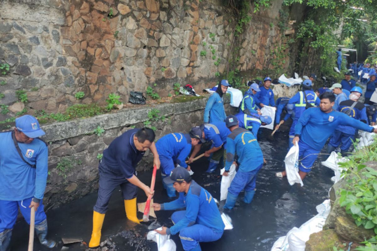 Cegah banjir, SDA Jaksel keruk saluran penghubung Pelita