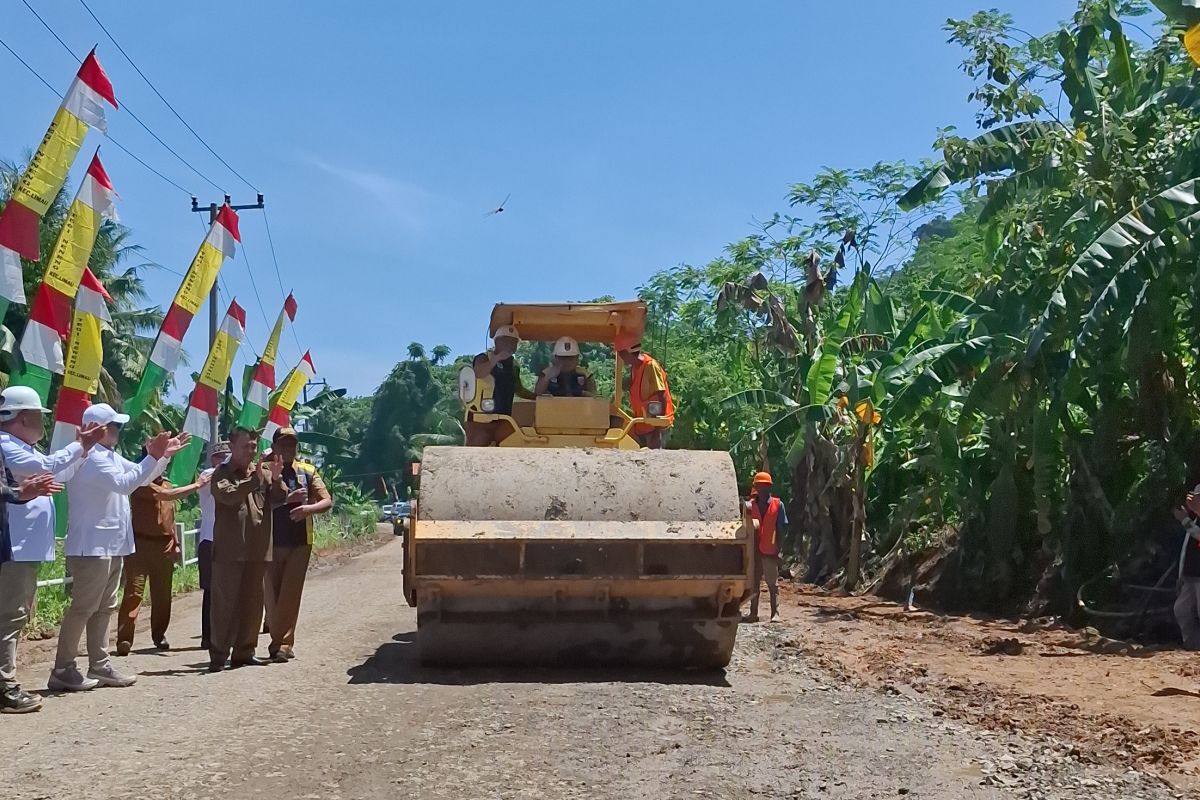 Gubernur Lampung pastikan jalan di Tanggamus segera diperbaiki