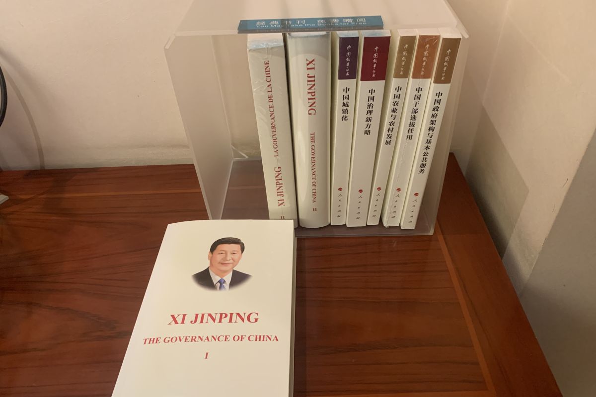 Buku gratis tentang Xi Jinping disediakan di kamar hotel di Negeri Tirai Bambu