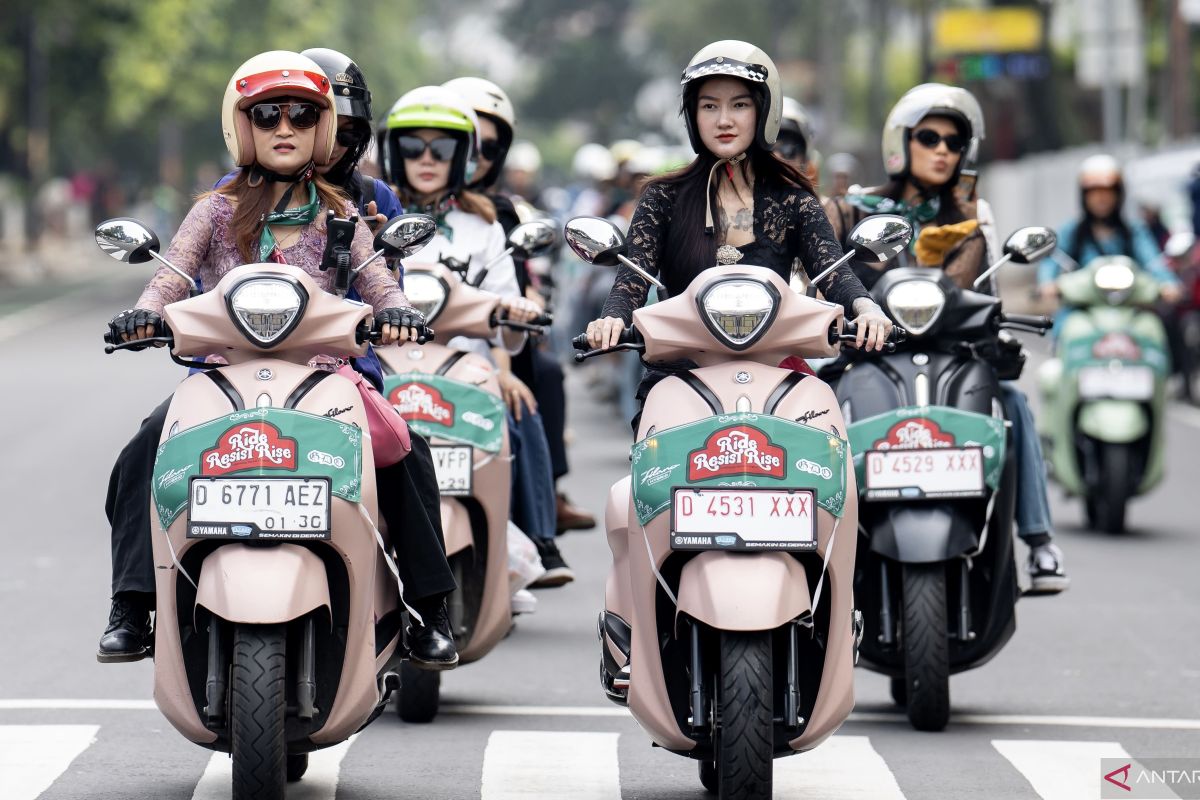 Ratusan wanita riding bareng pakai Grand Filano Hybrid dengan outfit kebaya