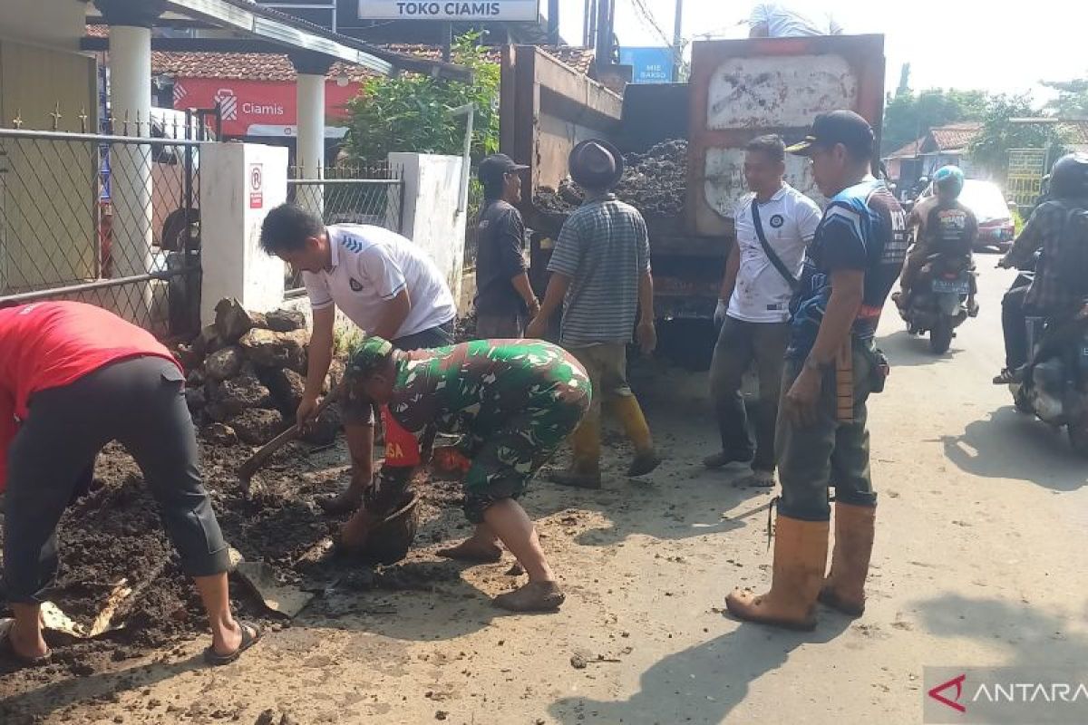 Kodim 0509/Bekasi lakukan kegiatan serbuan teritoria bersihkan saluran air