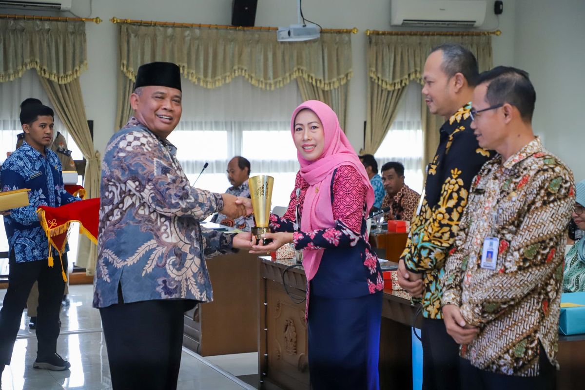 Pemkab Sleman serahkan penghargaan penilaian kinerja penyelenggaraan pelayanan publik