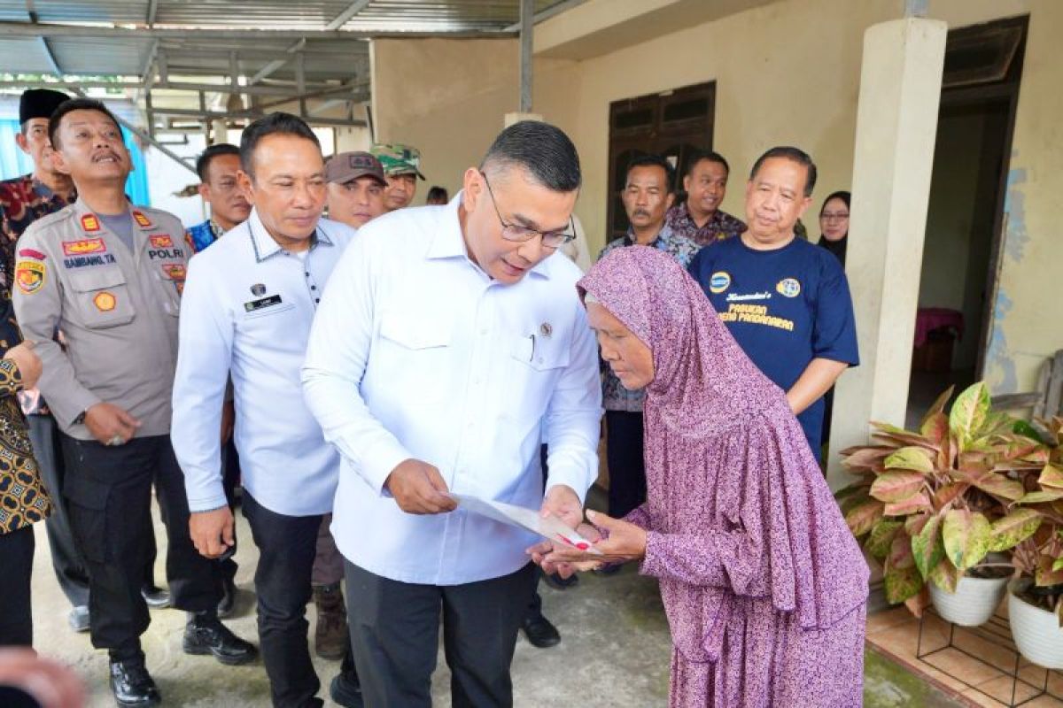 Wamen ATR/BPN serahkan sertifikat elektronik door to door di Semarang