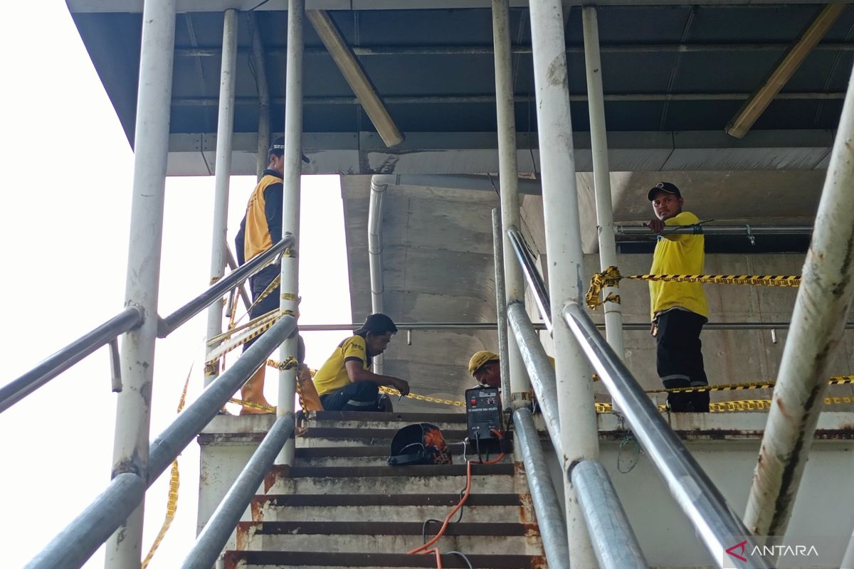 JPO Tipar Cakung yang rusak mulai diperbaiki
