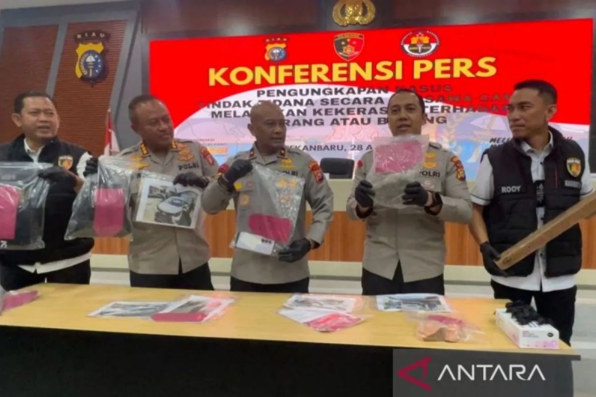 Polisi tangkap 10 penagih utang yang bentrok di halaman polsek