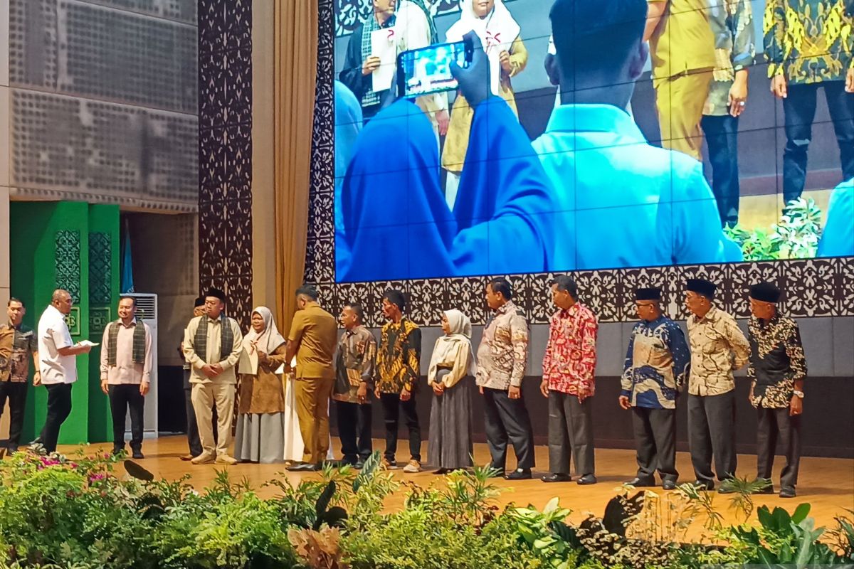 Menteri ATR/BPN serahkan sertifikat tanah ulayat dan wakaf di Sumbar