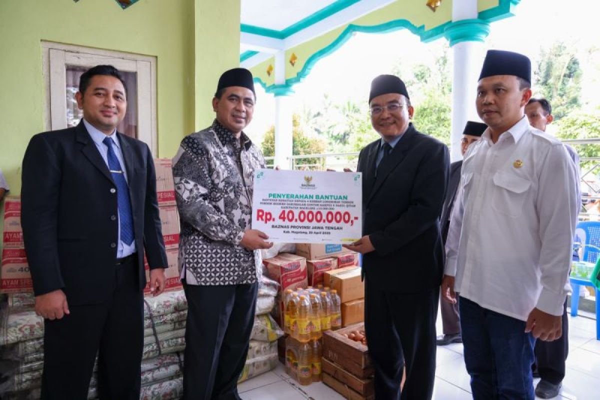 Wagub Jateng salurkan bantuan di  Ponpes Darul Qiyam Magelang