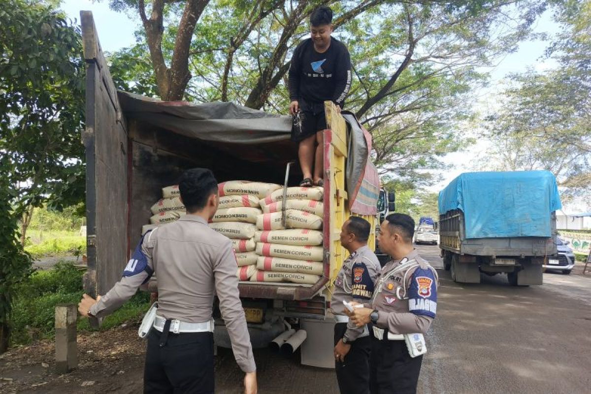 Satlantas Polres HST razia truk muatan batu bara di Jalan Lingkar Walangsi-Kapar