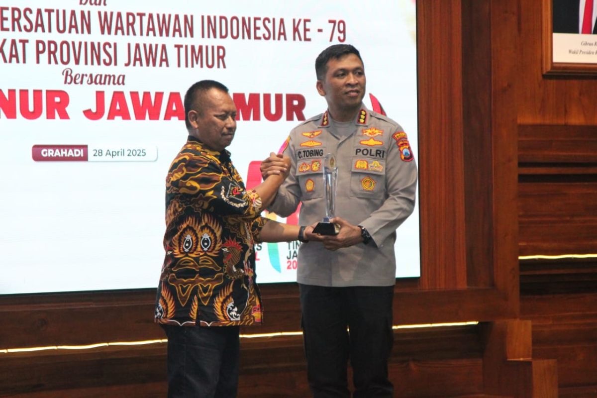 Kapolresta Sidoarjo Kombes Christian Tobing terima PWI Jatim Awards