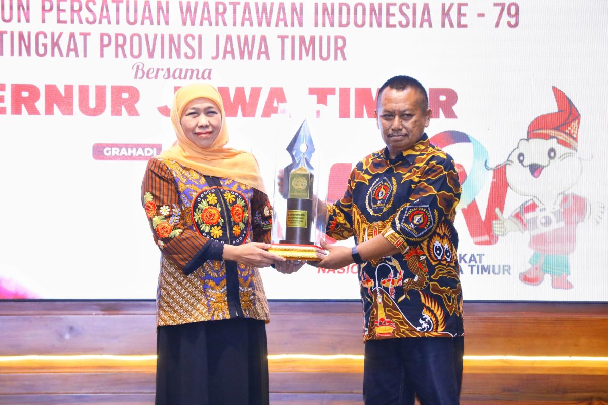 Khofifah meraih penghargaan tokoh Ekonomi Regional