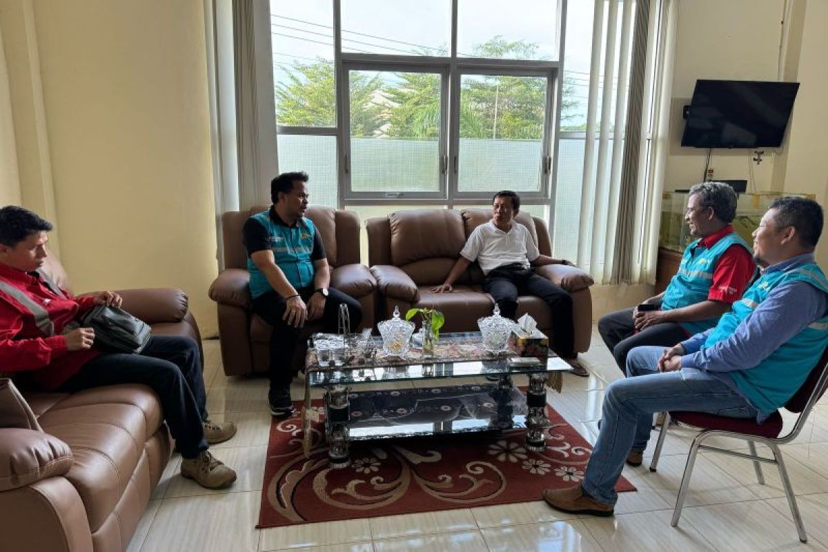 Jalin silaturahmi dengan Bupati Pasaman Barat terpilih, PLN eratkan sinergi dan berikan Penghargaan PJU