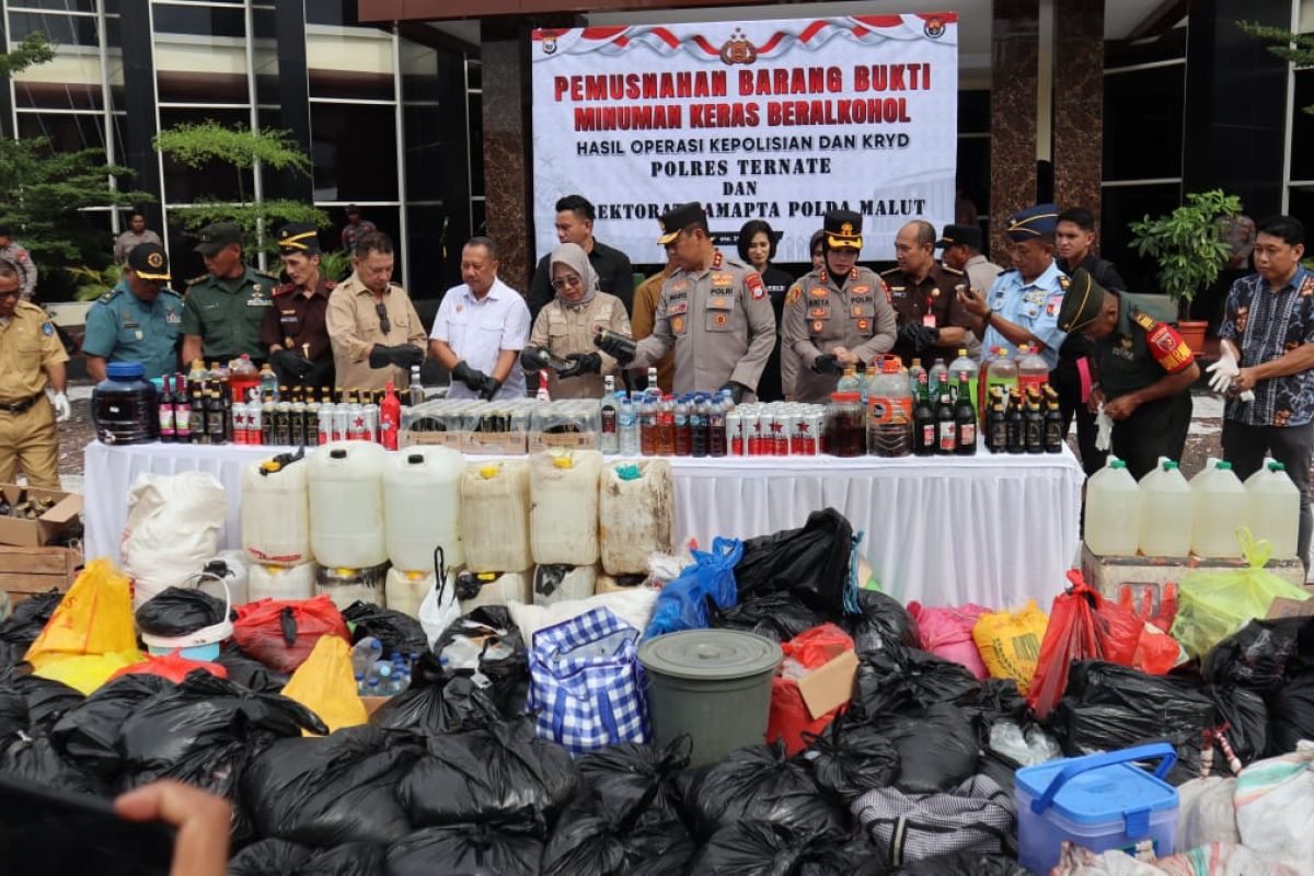 Polres Ternate musnahkan ribuan liter minuman keras hasil sitaan