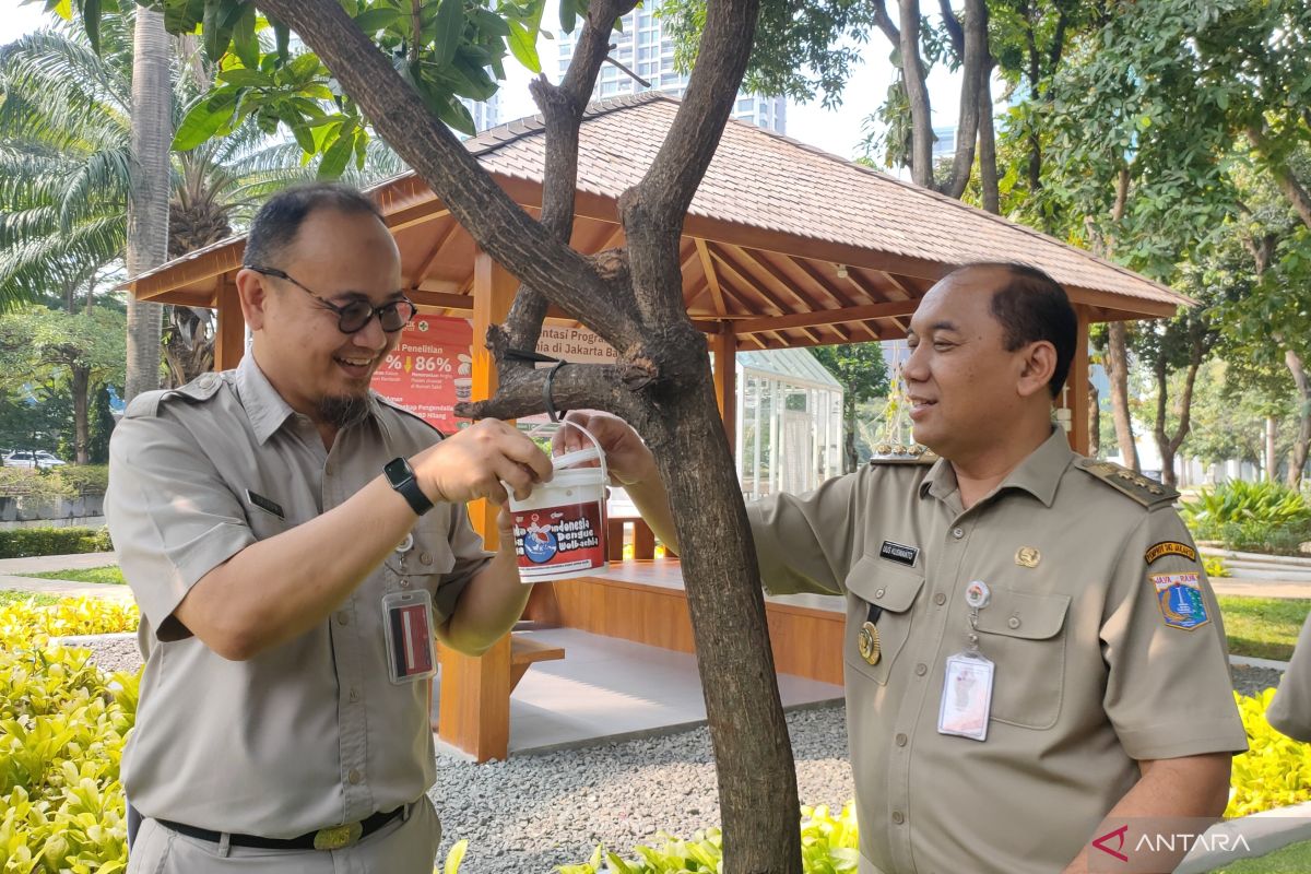 Seribu lebih bibit nyamuk wolbachia disebar di kantor Wali Kota Jakbar