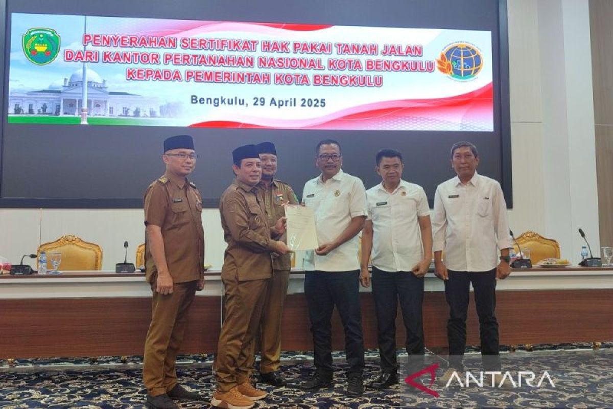 BPN serahkan 457 sertifikat hak pakai tanah jalan ke Pemkot Bengkulu