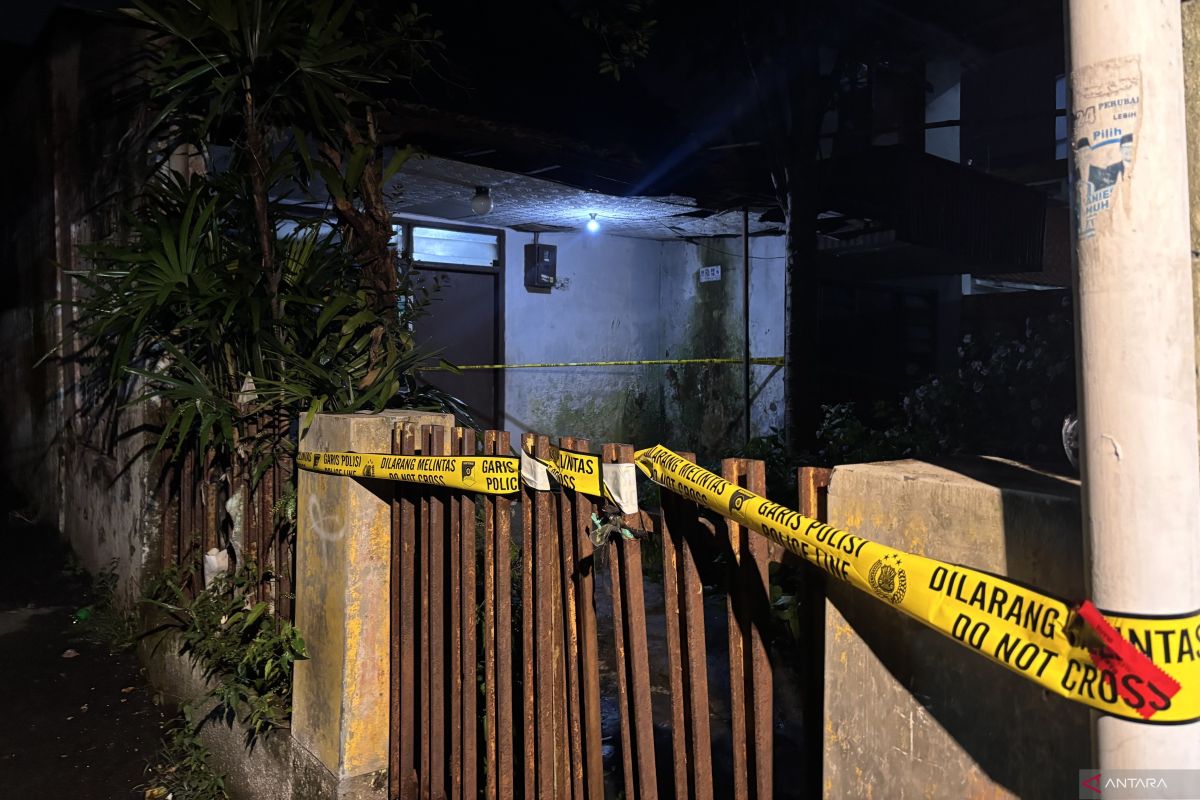 Seorang wanita lansia ditemukan terkubur di dalam rumahnya di Bandung